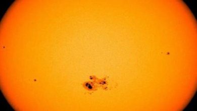 Photo of اكتشاف بقعة بالشمس تكبر الكرة الأرضية بـ10 أضعاف (شاهد)