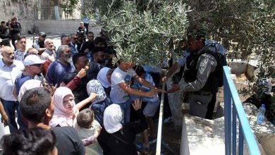 Photo of الاحتلال يمنع دخول حراس الأقصى والاحتجاج على البوابات مستمر
