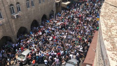 Photo of عشرات الآلاف يُصلون على أبواب المسجد الأقصى وحواجز الاحتلال