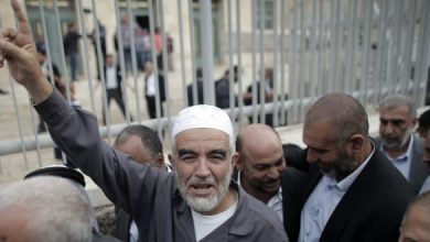 Photo of هتافات الله أكبر خلال اعتقال الشيخ رائد صلاح ووالدته تدعو على الظالمين (فيديو)