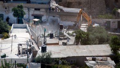 Photo of فيديو: جرافات الاحتلال تهدم منزلًا ومنشاة تجارية بالقدس