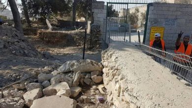 Photo of الاحتلال يهدم جزء من سور ويجرف مقبرة الشهداء بالقدس