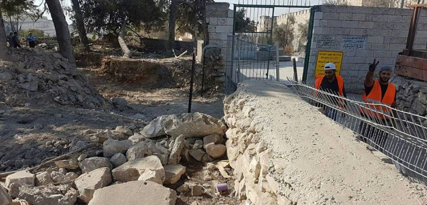 Photo of الاحتلال يهدم جزء من سور ويجرف مقبرة الشهداء بالقدس