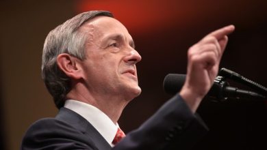 Photo of ترامب يبارك لقس أساء للإسلام صدور كتابه الجديد