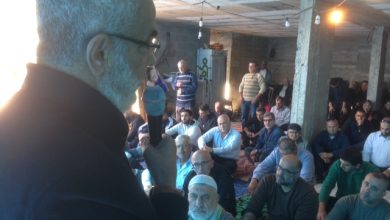 Photo of عارة: التفاف جماهيري واسع وصلاة جمعة حاشدة في بيت عبد الله جزماوي المهدد بالهدم