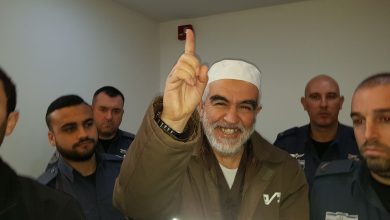 Photo of الشيخ رائد صلاح في سجنه: يكتب “نظرة في كتاب الله” ويحذر من “إعلان ترامب”