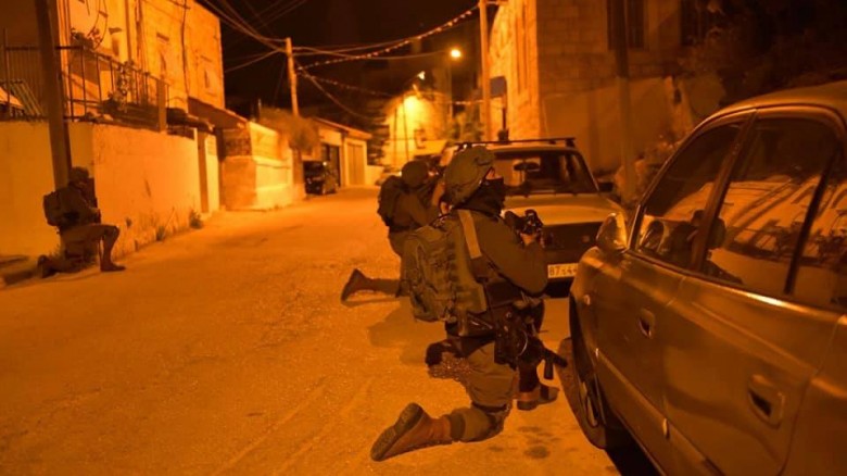 Photo of خلال حملة دهم موسعة..الاحتلال يعتقل 10 مواطنين من مدن الضفة