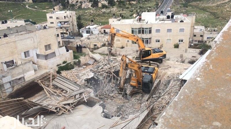Photo of القدس: آليات الاحتلال تهدم بناية سكنية في العيسوية