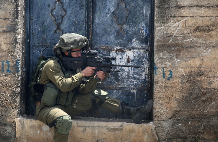 Photo of إسرائيل تعلن اعتقال 20 عنصرا من “حماس” بالضفة الغربية