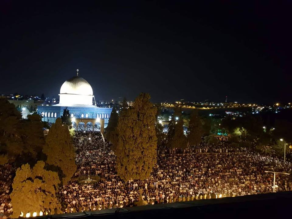Photo of مئات الآلاف يحيون “ليلة القدر” في المسجد الأقصى المبارك