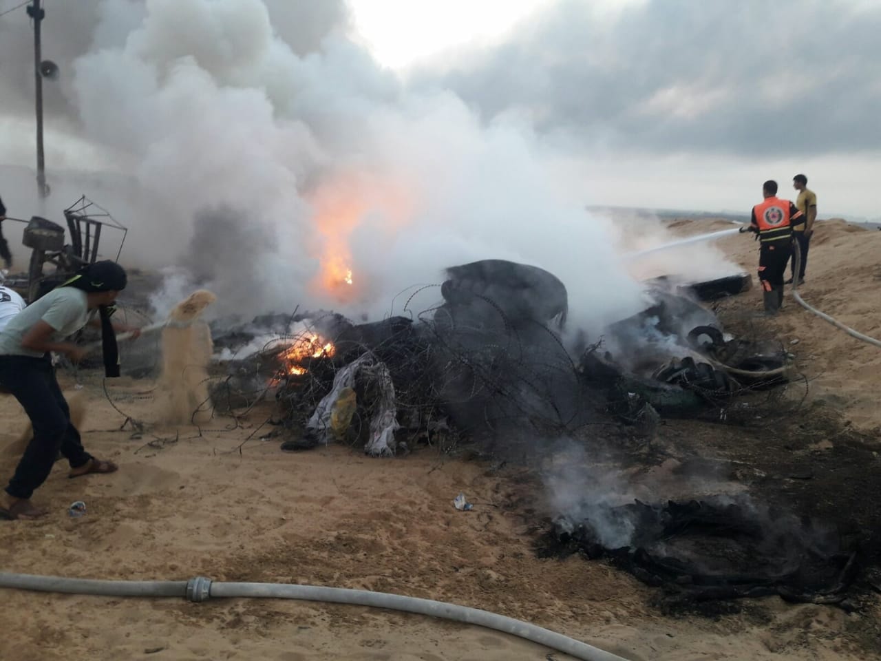 Photo of طائرات إسرائيلية تحرق بعض خيام العودة شرق قطاع غزة