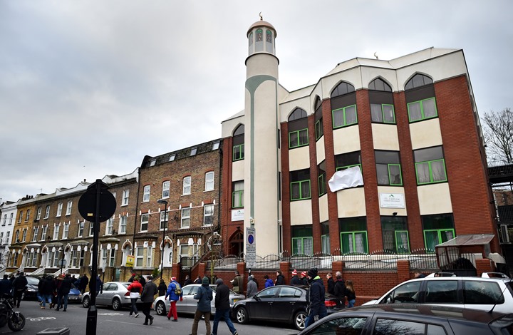 Photo of إندبندنت: على جامعات بريطانيا الذهاب للمساجد ومراكز الشباب