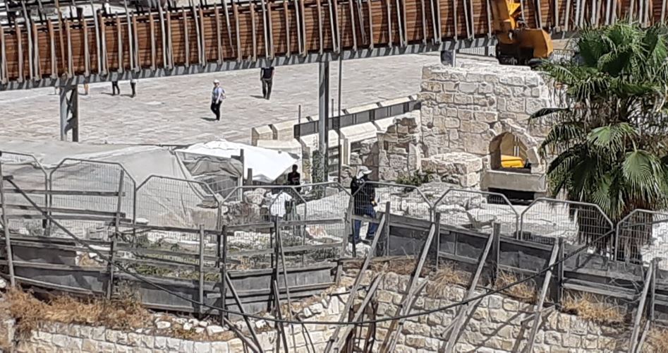 Photo of الاحتلال يستولي على الحجر الذي سقط من سور الأقصى