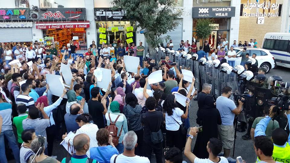 Photo of تظاهرة في رام الله لرفع العقوبات عن غزة