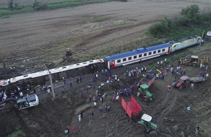 Photo of ارتفاع ضحايا حادث قطار بتركيا إلى 24 قتيلا و124 مصابا