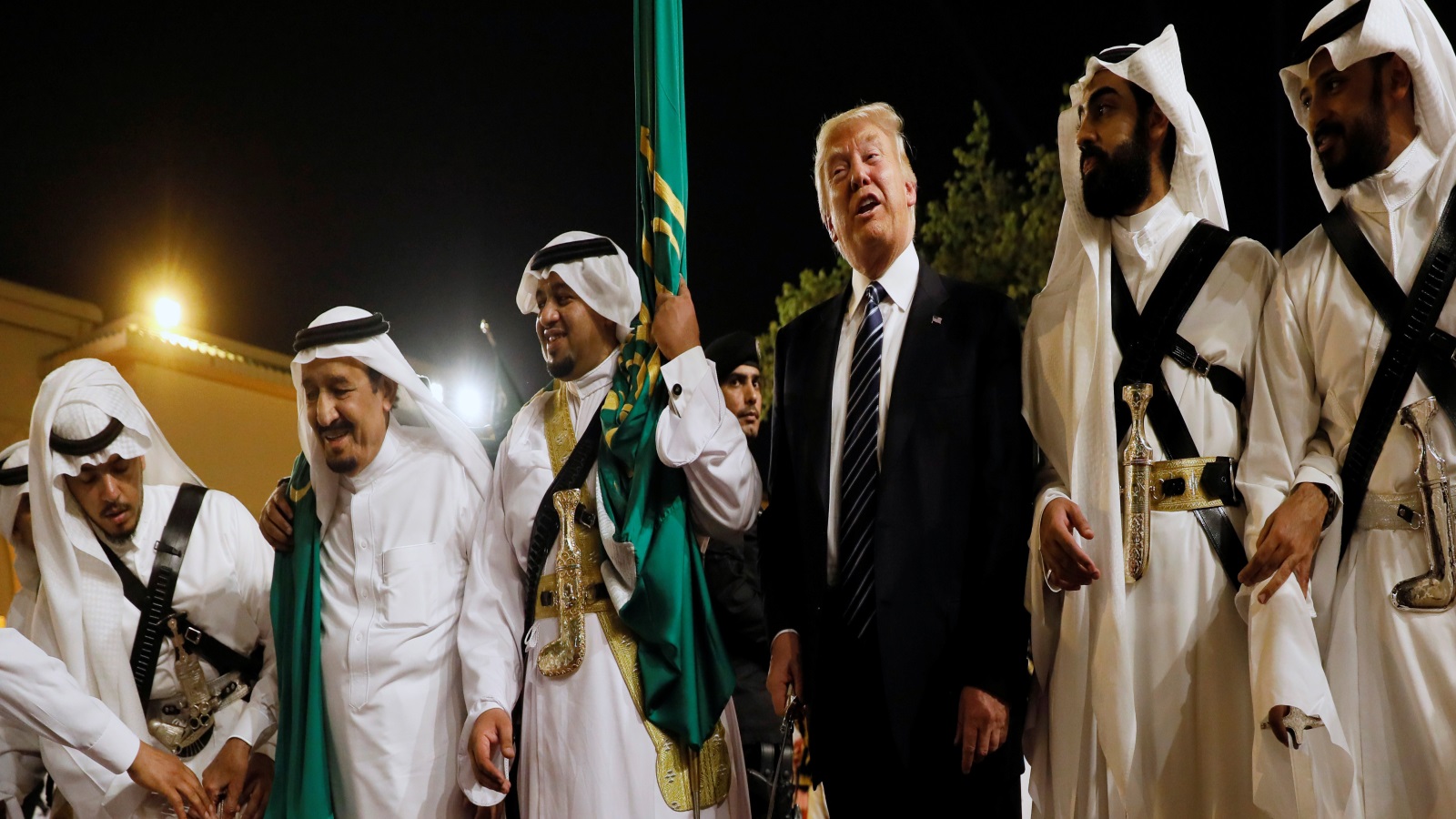 Photo of هيرست: متى يتعلم السعوديون أن ترامب “سام”؟