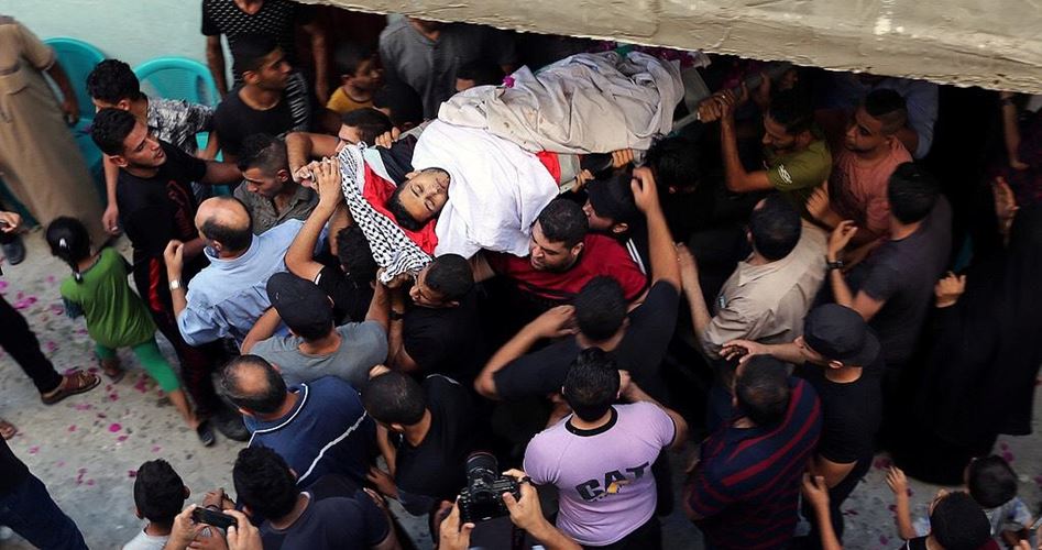 Photo of الآلاف يشيعون 3 شهداء بغزة ارتقوا برصاص الاحتلال