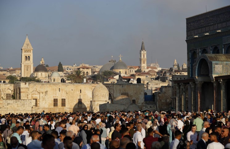 Photo of أكثر من 100 ألف فلسطيني يؤدون صلاة العيد في المسجد الأقصى
