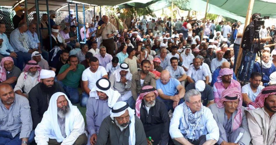 Photo of تحديا للاحتلال.. المئات يؤدون صلاة الجمعة في الخان الأحمر