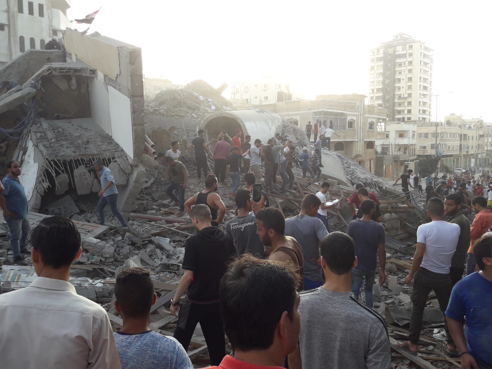 Photo of 7 إصابات بقصف إسرائيلي دمر مركزًا ثقافيًا غرب غزة