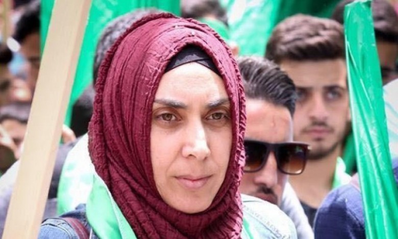 Photo of تمديد اعتقال والدة شهيد مقدسي لشهر بتهمة “التحريض”