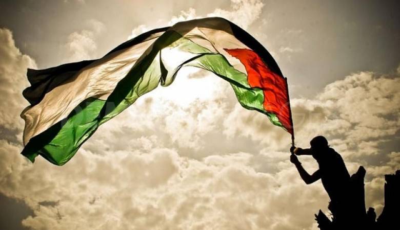 Photo of مشروع قانون إسرائيلي يعاقب بالسجن رافعي علم فلسطين