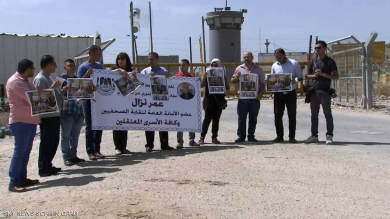 Photo of وقفة تضامنية مع الصحفيين الأسرى أمام سجن “عوفر”