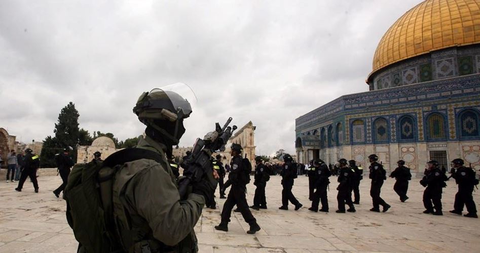 Photo of شرطي اسرائيلي يحمل زجاجة خمر في الأقصى يثير غضبًا واسعًا