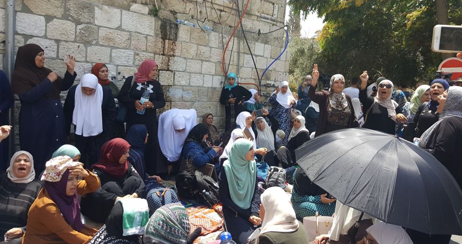 Photo of الاحتلال يلاحق فلسطينيات بسبب تواجدهنّ في الأقصى