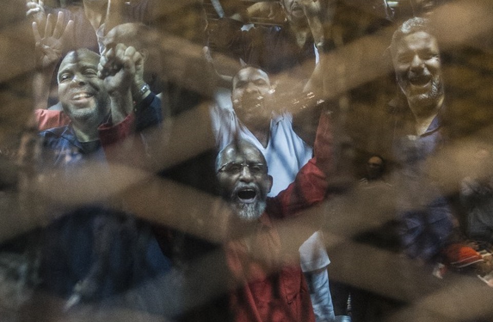 Photo of “الغارديان” تطالب مصر بإلغاء أحكام الإعدام..