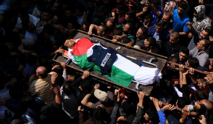 Photo of تقرير: إسرائيل قتلت صحفيين فلسطينيَين وأصابت 254 آخرين خلال العام