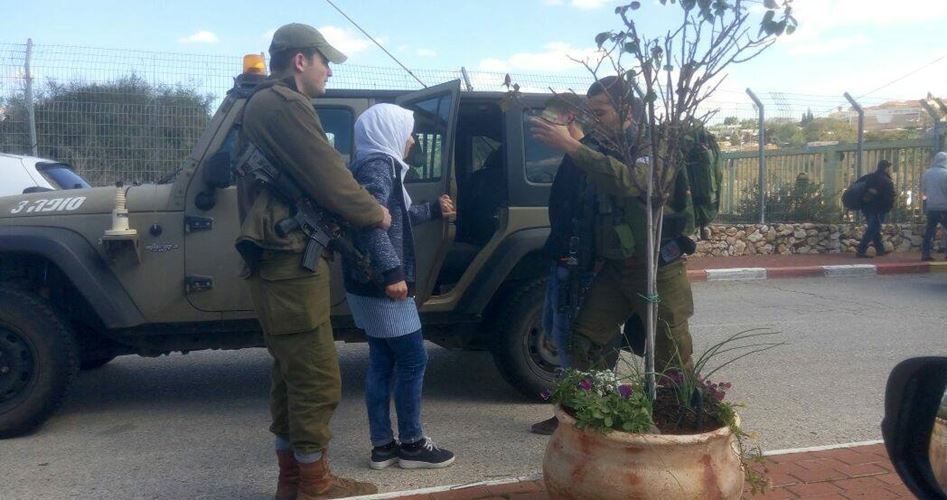 Photo of الاحتلال يعتقل فلسطينية قرب قلنديا بزعم حيازة سكين