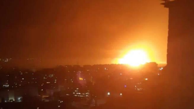 Photo of انفجارات ضخمة تهزّ مطار المزة العسكري.. وتضارب الأنباء حول مصدرها