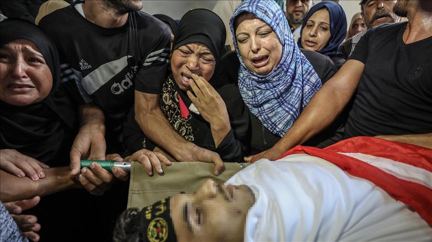 Photo of فلسطينيون يشيعون جثمان شاب استشهد برصاص الاحتلال الإسرائيلي