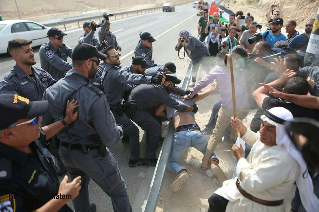 Photo of الاحتلال يعتدي على المعتصمين في الخان الأحمر
