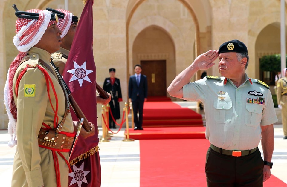Photo of شخصيات وطنية تطالب بإصلاحات تخص “العائلة المالكة” بالأردن