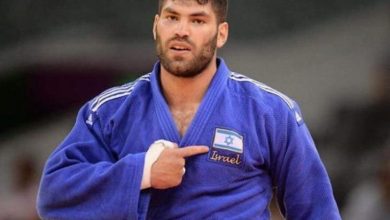 Photo of أعضاء فريق الجودو الإسرائيلي يؤدون شعائر يهودية في أبو ظبي