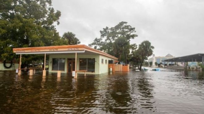 Photo of الإعصار مايكل يضرب فلوريدا برياح تصل سرعتها إلى 250 كيلومتر في الساعة