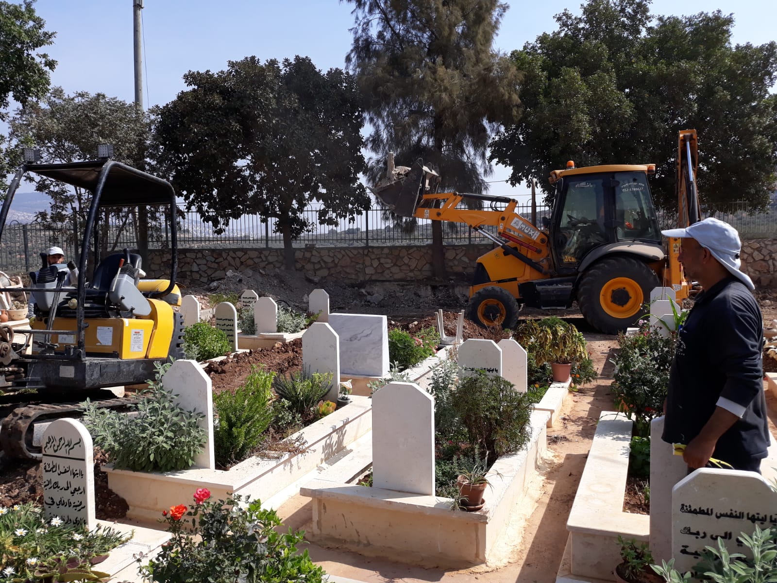 Photo of دير حنا: عائلة تبادر لحملة تنظيف وصيانة للمقبرة الجديدة
