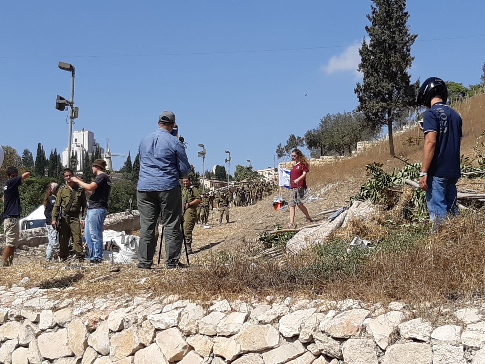 Photo of جنود للاحتلال يخلعون أشجارًا بأراضي “واد الربابة” بالقدس المحتلة