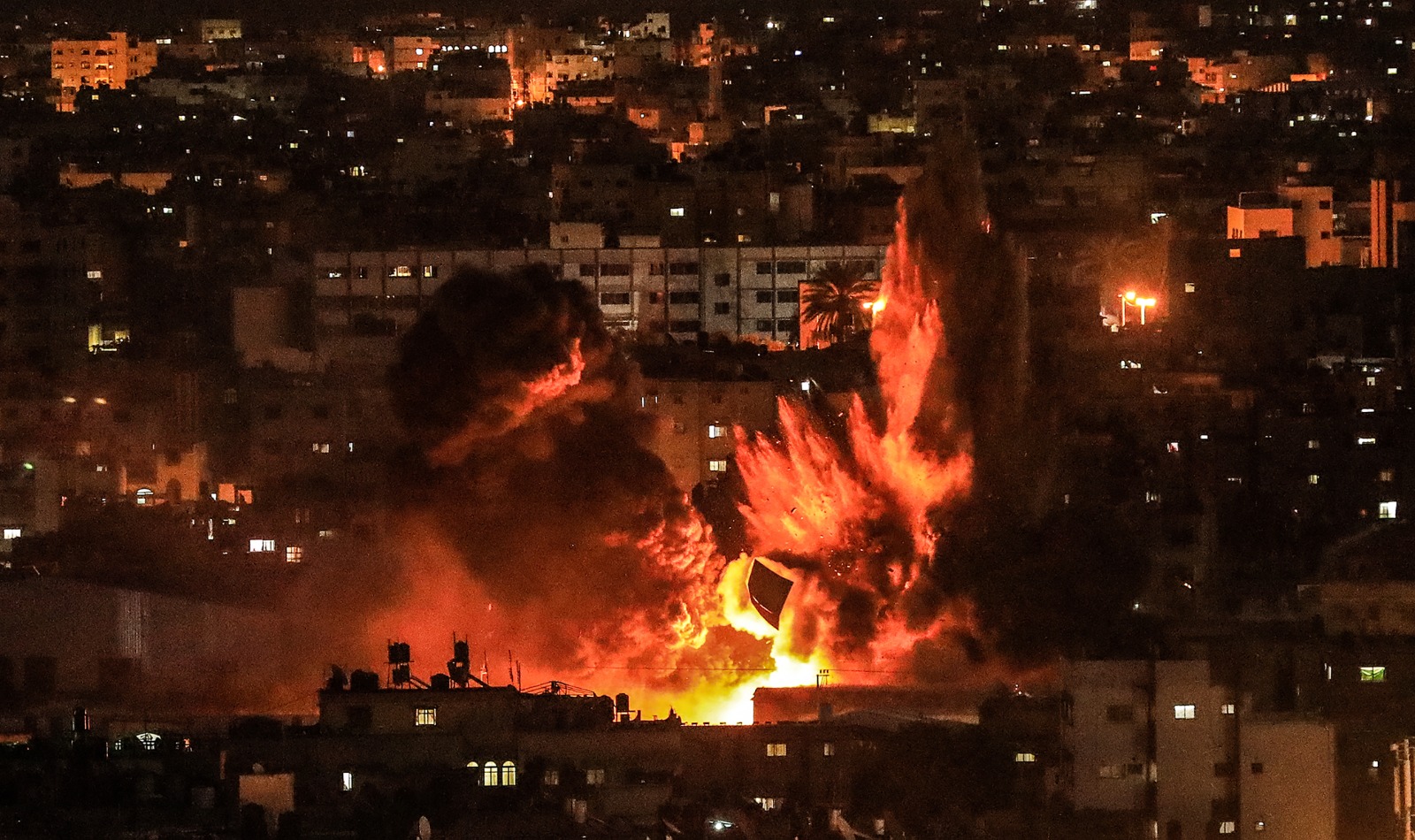 Photo of إصابات بغارات إسرائيلية استهدفت 80 موقعا في قطاع غزة