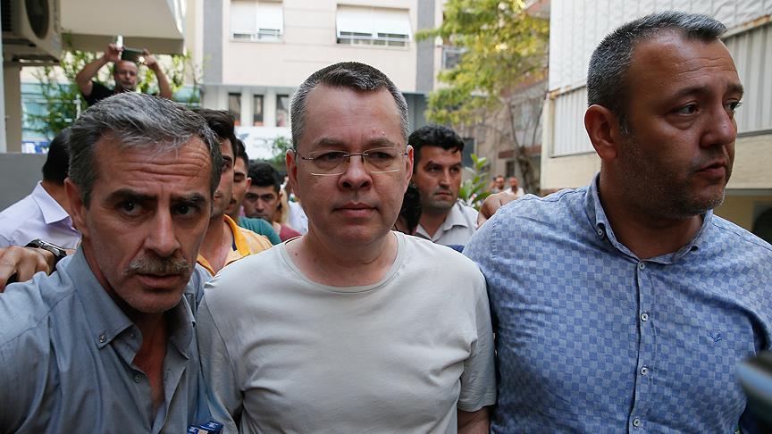 Photo of الأمن التركي ينقل القس “برانسون” إلى المحكمة