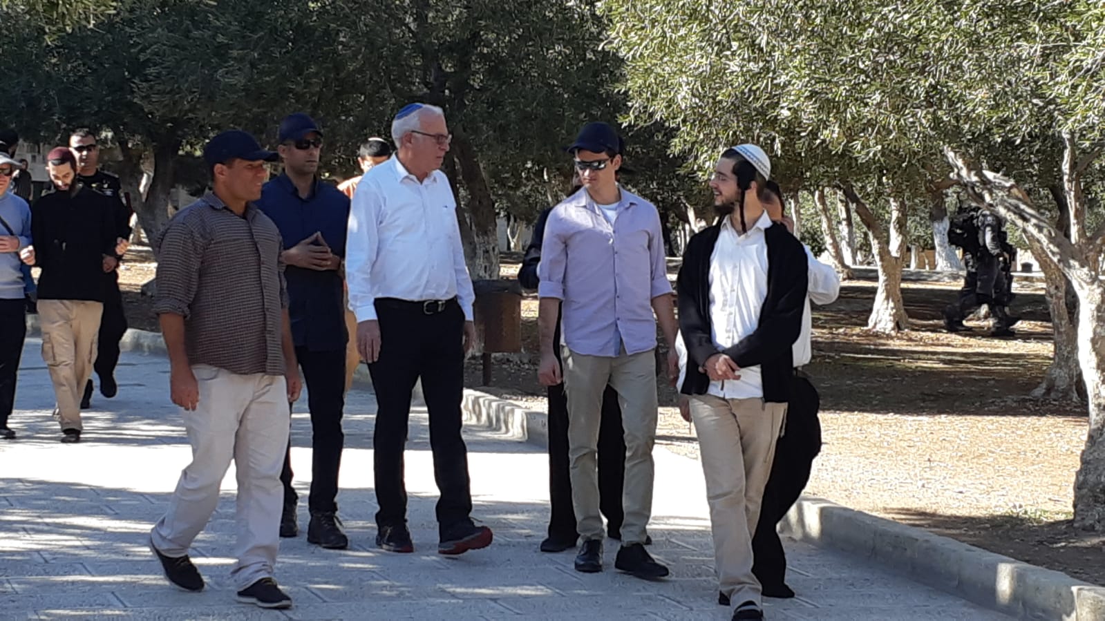 Photo of وزير الزراعة الإسرائيلي يقتحم الأقصى مع عشرات المستوطنين