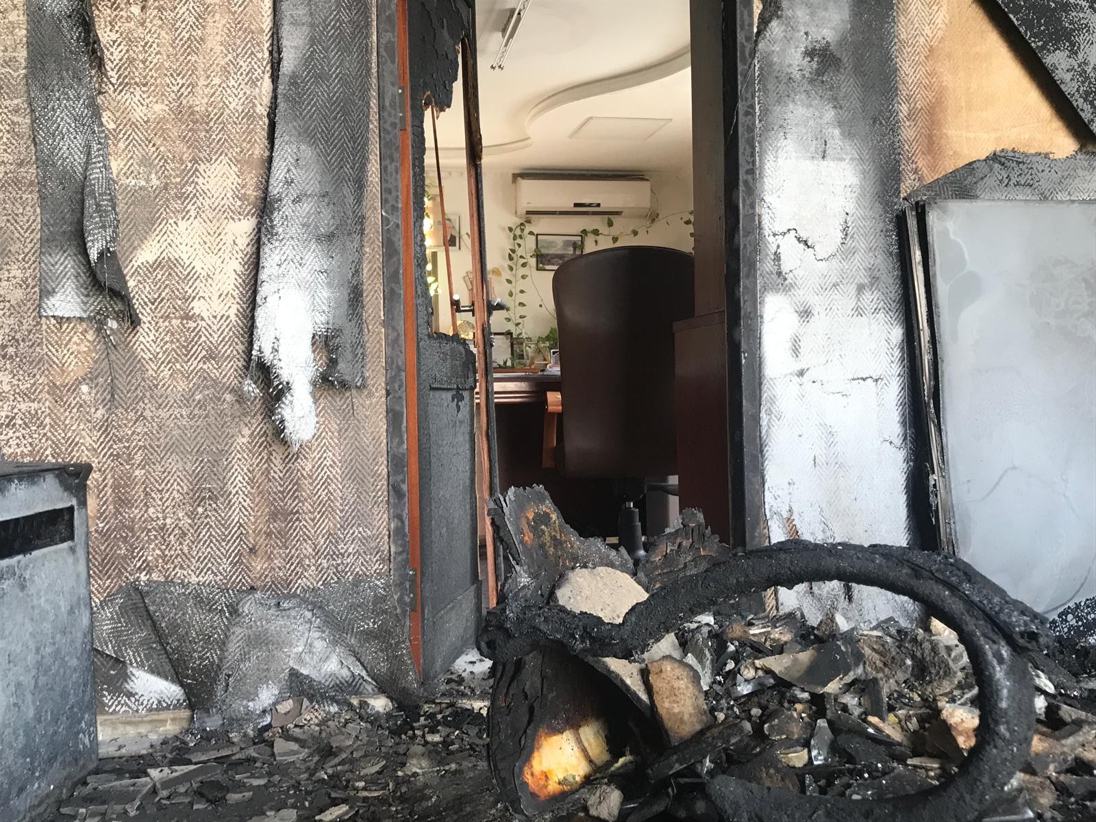 Photo of خبراء الحرائق: الحريق في مبنى بلدية قلنسوة متعمد