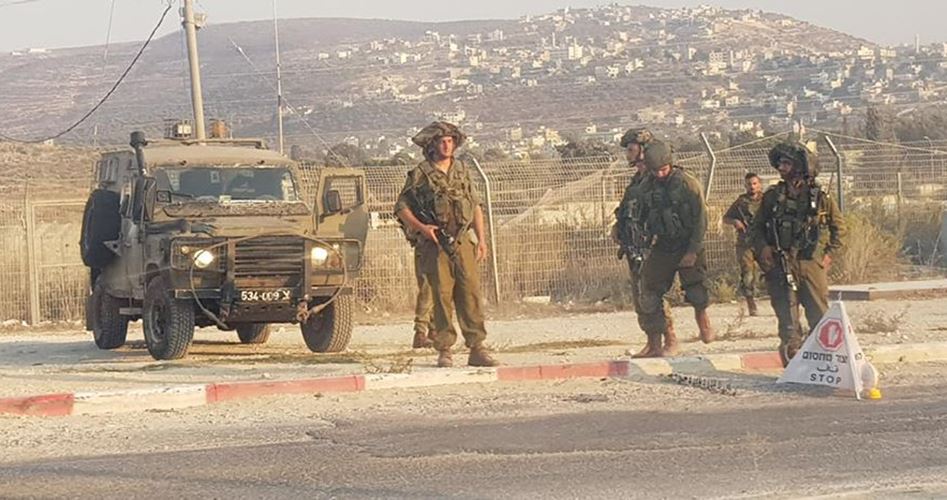 Photo of جنود الاحتلال يحتجزون محافظ القدس ومرافقه بعد الاعتداء عليهما