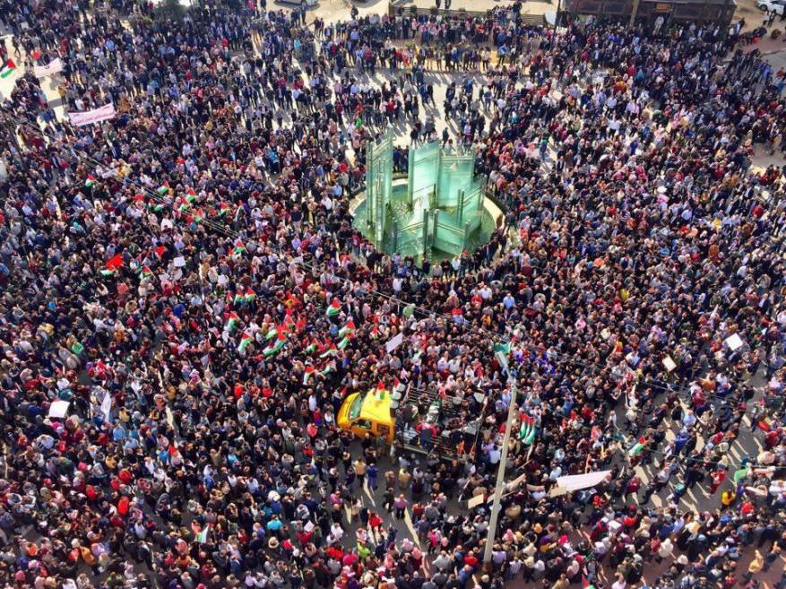 Photo of آلاف العاملين يعتصمون أمام مقر الحكومة في رام الله رفضًا لقانون الضمان