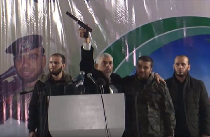 Photo of السنوار يعرض سلاحا غنمته القسام من القوة الإسرائيلية