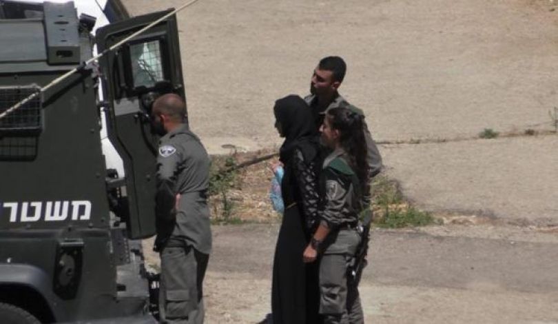 Photo of مجندات يُخضعن سيدة فلسطينية لتفتيش جسدي “دقيق” دون مبرر