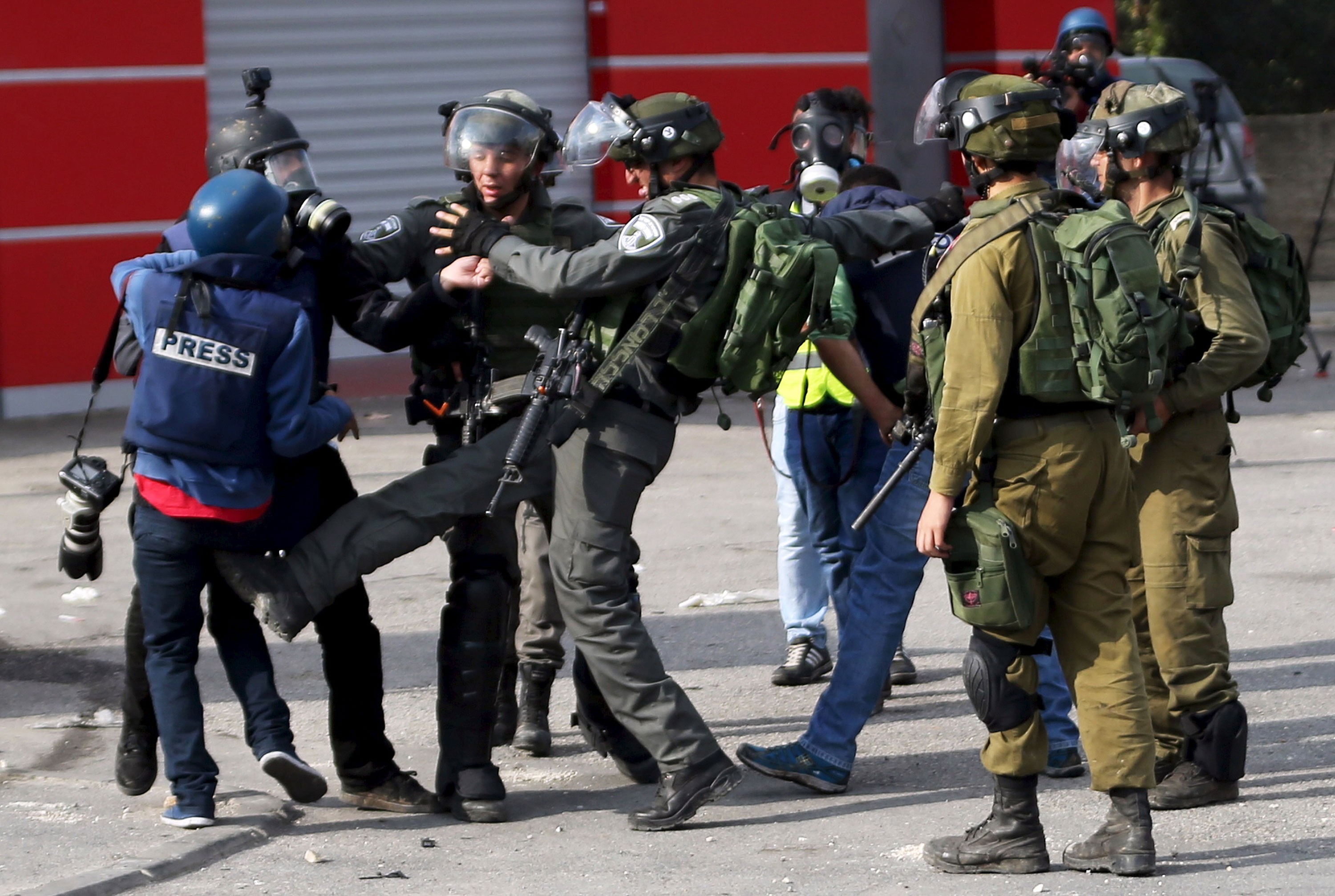 Photo of التجمع الاعلامي: 43 انتهاكاً إسرائيليا بحق الصحفيين خلال أكتوبر