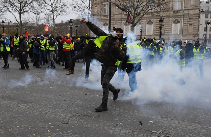 Photo of اشتباكات بفرنسا واعتقالات لمتظاهري السترات الصفراء